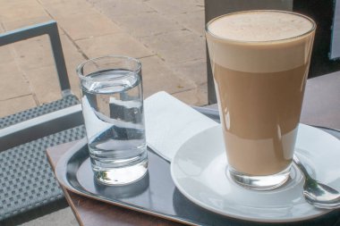 Doğa ve konforun mükemmel bir karışımını deneyimleyin. Tahta bir masada sıcak bir kahve içerken, bir restoranda doğal ışıkta güneşlenirken.