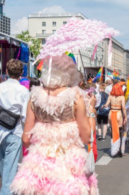 17 Haziran 2023. Varşova, Polonya: On binlerce insan Polonya seçimleri öncesinde LGBTQ halkı için eşitlik talep etmek amacıyla 17 Haziran 2023 'te Varşova Onur Yürüyüşü' nde yürüdü.