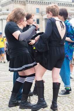 17 Haziran 2023. Varşova, Polonya: On binlerce insan Polonya seçimleri öncesinde LGBTQ halkı için eşitlik talep etmek amacıyla 17 Haziran 2023 'te Varşova Onur Yürüyüşü' nde yürüdü.