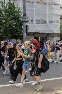 17 Haziran 2023. Varşova, Polonya: On binlerce insan Polonya seçimleri öncesinde LGBTQ halkı için eşitlik talep etmek amacıyla 17 Haziran 2023 'te Varşova Onur Yürüyüşü' nde yürüdü.