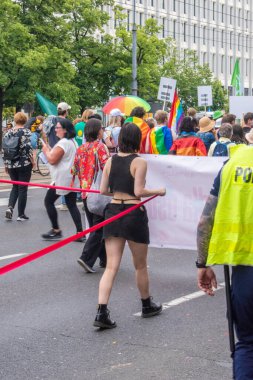 17 Haziran 2023. Varşova, Polonya: On binlerce insan Polonya seçimleri öncesinde LGBTQ halkı için eşitlik talep etmek amacıyla 17 Haziran 2023 'te Varşova Onur Yürüyüşü' nde yürüdü.