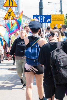 17 Haziran 2023. Varşova, Polonya: On binlerce insan Polonya seçimleri öncesinde LGBTQ halkı için eşitlik talep etmek amacıyla 17 Haziran 2023 'te Varşova Onur Yürüyüşü' nde yürüdü.