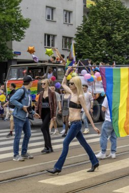 17 Haziran 2023. Varşova, Polonya: On binlerce insan Polonya seçimleri öncesinde LGBTQ halkı için eşitlik talep etmek amacıyla 17 Haziran 2023 'te Varşova Onur Yürüyüşü' nde yürüdü.