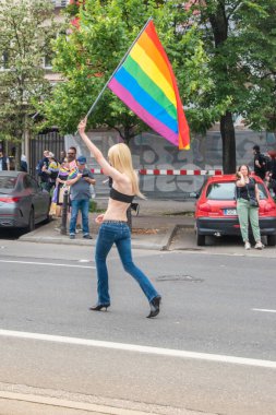 17 Haziran 2023. Varşova, Polonya: On binlerce insan Polonya seçimleri öncesinde LGBTQ halkı için eşitlik talep etmek amacıyla 17 Haziran 2023 'te Varşova Onur Yürüyüşü' nde yürüdü.