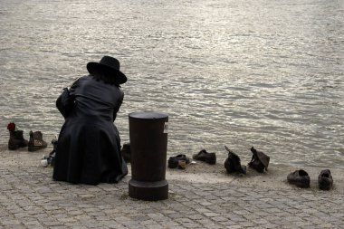 Budapeşte, hungary - 16 Nisan 2023 Danube kıyısındaki demir ayakkabılar Tuna Nehri 'nin baş belası tarafında yer alır..