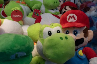 Viyana, Avusturya. 25 Nisan 2023 gururlu küçük dostum Mario Pluush 'un büyülü dünyasında maceraperest bir ikili eğlence parkındaki eğlence dolu heyecan için Mario ve Yoshi' ye katıldı..