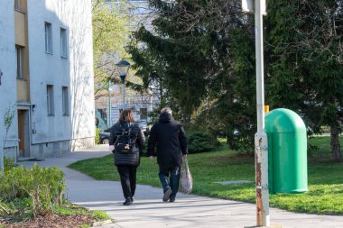 Viyana, Avusturya. 5 Nisan 2023 Avrupa yayaları parkın patikalarında geziniyor.