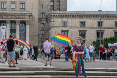 17 Haziran 2023. Varşova, Polonya: On binlerce insan Polonya seçimleri öncesinde LGBTQ halkı için eşitlik talep etmek amacıyla 17 Haziran 2023 'te Varşova Onur Yürüyüşü' nde yürüdü.