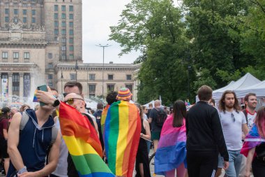 17 Haziran 2023. Varşova, Polonya: On binlerce insan Polonya seçimleri öncesinde LGBTQ halkı için eşitlik talep etmek amacıyla 17 Haziran 2023 'te Varşova Onur Yürüyüşü' nde yürüdü.