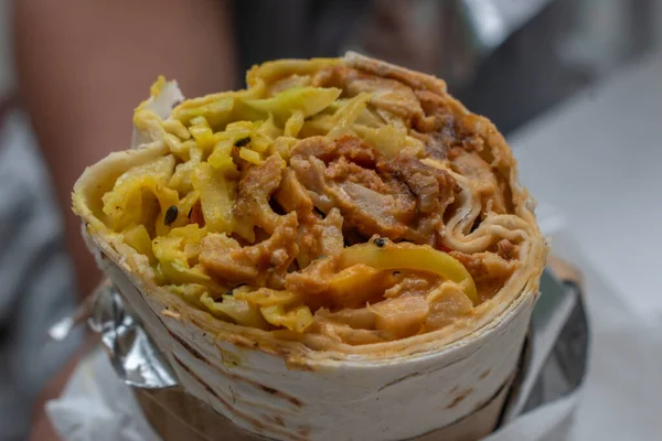 Soslu ve sebzeli Shawarma Sandviçi, Arap Geleneksel Yemekleri. Shawarma Doner kebap dürümü ve tavuk. İsrail Geleneksel Ev Yapımı Shawarma.