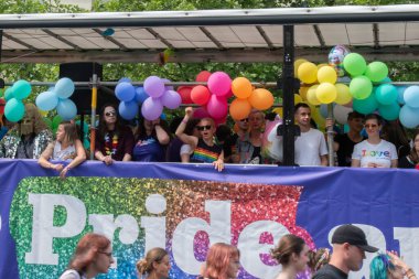 17 Haziran 2023. Varşova, Polonya: On binlerce insan Polonya seçimleri öncesinde LGBTQ halkı için eşitlik talep etmek amacıyla 17 Haziran 2023 'te Varşova Onur Yürüyüşü' nde yürüdü.