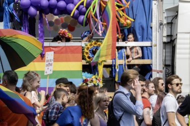17 Haziran 2023. Varşova, Polonya: On binlerce insan Polonya seçimleri öncesinde LGBTQ halkı için eşitlik talep etmek amacıyla 17 Haziran 2023 'te Varşova Onur Yürüyüşü' nde yürüdü.