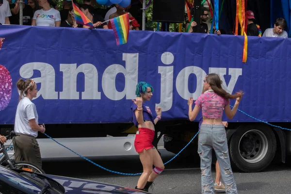 2023年6月17日 波兰华沙 2023年6月17日星期六 数以万计的人参加华沙的骄傲游行 要求在波兰大选前实现男女同性恋 双性恋 变性者和两性人的平等 — 图库照片