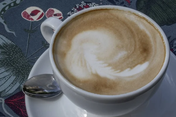 Egy Felülről Lefelé Néző Forró Cappuccino Fehér Pohárban Tálalva Egy — Stock Fotó