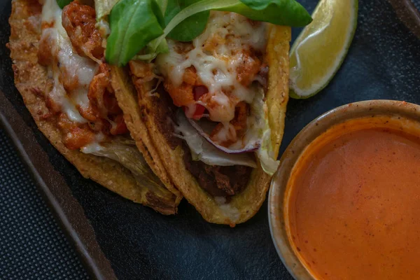 Sabrosos Tacos Estilo Mexicano Con Suculentos Camarones Tomates Queso Chile —  Fotos de Stock