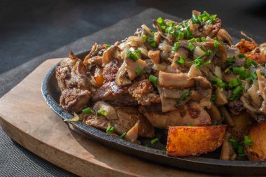 Yumuşak tavuk ciğeri ve dökme demir tavada pişirilmiş gevrek patates aromalı sarımsak, otlar ve kızarmış soğan. Kırsal bir dokunuşla lezzetli ve rahatlatıcı bir yemek.