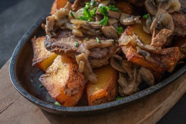 Yumuşak tavuk ciğeri ve dökme demir tavada pişirilmiş gevrek patates aromalı sarımsak, otlar ve kızarmış soğan. Kırsal bir dokunuşla lezzetli ve rahatlatıcı bir yemek.