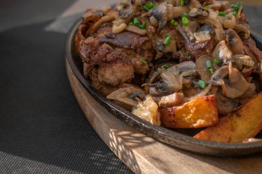 Yumuşak tavuk ciğeri ve dökme demir tavada pişirilmiş gevrek patates aromalı sarımsak, otlar ve kızarmış soğan. Kırsal bir dokunuşla lezzetli ve rahatlatıcı bir yemek.