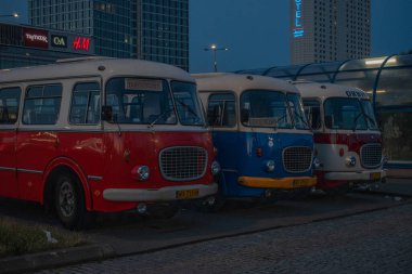 Varşova, Polonya, 15 Haziran 2023: 1960 ve 1970 'lerde Polonya' da son derece popüler olan bir dizi ikonik Jelcz otobüsü. Bu otobüsler Çekoslovakyalı Skoda RTO 706 Karosa modeline dayanıyordu..