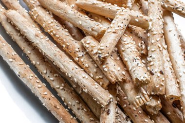 Avusturya, Viyana - 22 Mayıs 2023 Lezzetli klasik çıtır ekmek çubukları (Grissini) beyaz bir tabakta