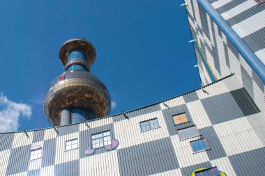 Viyana, Avusturya, 7 Temmuz 2023: Spittelau atık yakma fabrikası Hundertwasser 'ın Viyana' daki ikonik buluşu, karıştırıcı sanat, sürdürülebilirlik ve işlevsellik