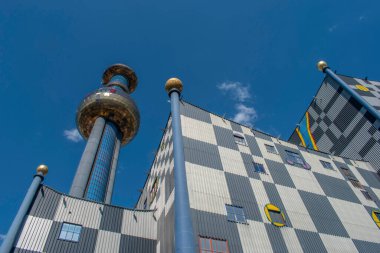 Viyana, Avusturya, 7 Temmuz 2023: Spittelau atık yakma fabrikası Hundertwasser 'ın Viyana' daki ikonik buluşu, karıştırıcı sanat, sürdürülebilirlik ve işlevsellik