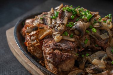 Yumuşak tavuk ciğeri ve dökme demir tavada pişirilmiş gevrek patates aromalı sarımsak, otlar ve kızarmış soğan. Kırsal bir dokunuşla lezzetli ve rahatlatıcı bir yemek.