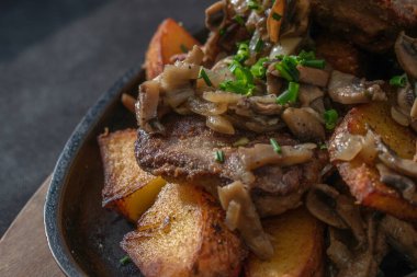 Yumuşak tavuk ciğeri ve dökme demir tavada pişirilmiş gevrek patates aromalı sarımsak, otlar ve kızarmış soğan. Kırsal bir dokunuşla lezzetli ve rahatlatıcı bir yemek.