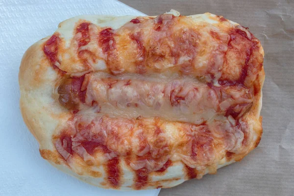 一个美味的面包 里面塞满了香肠和融化了的奶酪 上面有美味的番茄酱 最适合吃快餐或大餐 — 图库照片