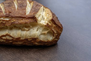 Kraker köşesi gerçek tereyağıyla hazırlandı. Tam vücut Danimarka pastası küllü su katmanıyla kaplıdır..