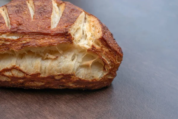 프레첼 코너에 버터를 넣는다 몸으로 덴마크어 페이스트리는 층으로 — 스톡 사진