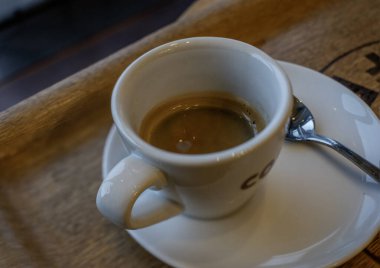 Siyah ahşap masada beyaz bardaklı sıcak espresso kahvesine yakın çekim.