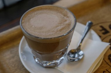 Yaklaş, makro shot sıcak espresso kahvesine, beyaz bardakla siyah ahşap masa, üst manzara.