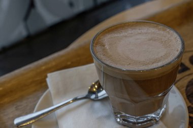 Yaklaş, makro shot sıcak espresso kahvesine, beyaz bardakla siyah ahşap masa, üst manzara.
