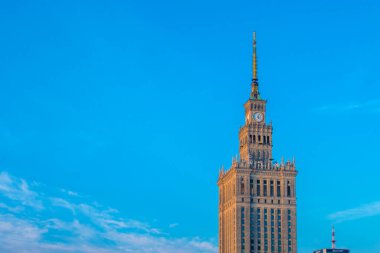 Varşova, Polonya. 16 Haziran 2023: Polonya 'nın şehir merkezi Varşova' da ünlü bir sembol olan Kültür ve Bilim Sarayı, şehrin zengin tarihini gözler önüne seren bir mimari mucize olarak ayakta duruyor.