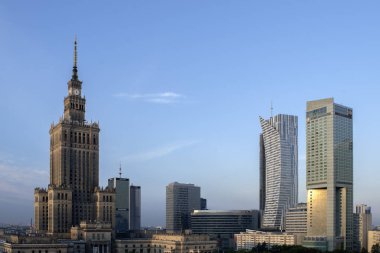 Varşova, Polonya. 16 Haziran 2023: Polonya 'nın şehir merkezi Varşova' da ünlü bir sembol olan Kültür ve Bilim Sarayı, şehrin zengin tarihini gözler önüne seren bir mimari mucize olarak ayakta duruyor.