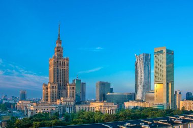 Varşova, Polonya. 16 Haziran 2023: Polonya 'nın şehir merkezi Varşova' da ünlü bir sembol olan Kültür ve Bilim Sarayı, şehrin zengin tarihini gözler önüne seren bir mimari mucize olarak ayakta duruyor.