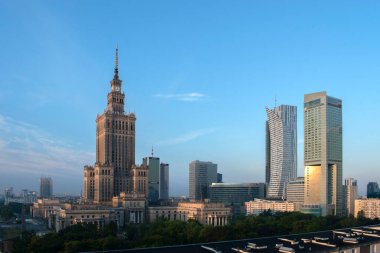 Varşova, Polonya. 16 Haziran 2023: Polonya 'nın şehir merkezi Varşova' da ünlü bir sembol olan Kültür ve Bilim Sarayı, şehrin zengin tarihini gözler önüne seren bir mimari mucize olarak ayakta duruyor.