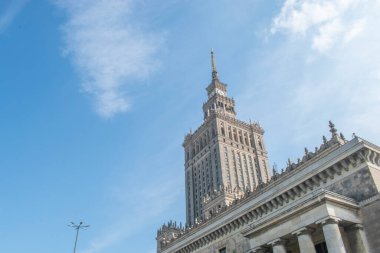 Varşova, Polonya. 16 Haziran 2023: Polonya 'nın şehir merkezi Varşova' da ünlü bir sembol olan Kültür ve Bilim Sarayı, şehrin zengin tarihini gözler önüne seren bir mimari mucize olarak ayakta duruyor.