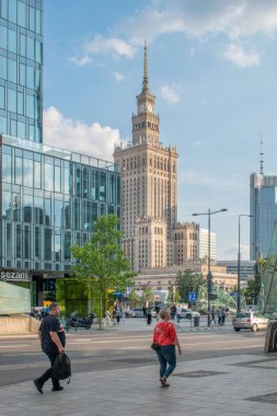 Varşova, Polonya. 19 Haziran 2023: Polonya 'nın şehir merkezi Varşova' da ünlü bir sembol olan Kültür ve Bilim Sarayı, kentin zengin tarihini gözler önüne seren bir mimari mucize olarak ayakta duruyor.