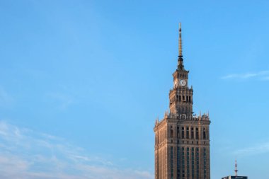 Varşova, Polonya. 16 Haziran 2023: Polonya 'nın şehir merkezi Varşova' da ünlü bir sembol olan Kültür ve Bilim Sarayı, şehrin zengin tarihini gözler önüne seren bir mimari mucize olarak ayakta duruyor.