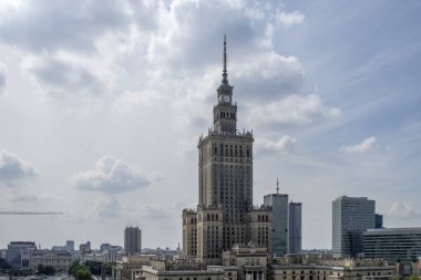 Varşova, Polonya. 16 Haziran 2023: Polonya 'nın şehir merkezi Varşova' da ünlü bir sembol olan Kültür ve Bilim Sarayı, şehrin zengin tarihini gözler önüne seren bir mimari mucize olarak ayakta duruyor.