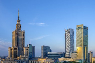 Varşova, Polonya. 16 Haziran 2023: Polonya 'nın şehir merkezi Varşova' da ünlü bir sembol olan Kültür ve Bilim Sarayı, şehrin zengin tarihini gözler önüne seren bir mimari mucize olarak ayakta duruyor.