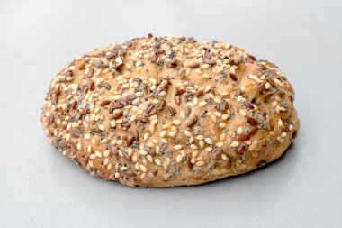 Protein Rolls: Ekmek, tamamen bitki bazlı protein kaynakları nedeniyle çeşitli bir vegan diyeti için idealdir. Zengin bezelyeler, taze tohumlar ve balkabağı tohumu unu ekstra protein içerir..
