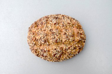 Protein Rolls: Ekmek, tamamen bitki bazlı protein kaynakları nedeniyle çeşitli bir vegan diyeti için idealdir. Zengin bezelyeler, taze tohumlar ve balkabağı tohumu unu ekstra protein içerir..