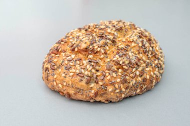 Protein Rolls: Ekmek, tamamen bitki bazlı protein kaynakları nedeniyle çeşitli bir vegan diyeti için idealdir. Zengin bezelyeler, taze tohumlar ve balkabağı tohumu unu ekstra protein içerir..