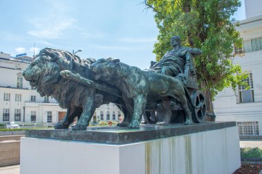 Viyana, Avusturya, 8 Temmuz 2023: Marc Anton Group, Artur Strasser 'in bronz grubu, ünlü Secession Binası yakınlarında aslanlardan oluşan bir ekiple Romalı general ve devlet adamı Marc Antony resmedildi..