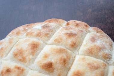 Grill Pita Ekmeği: Geleneksel Lepinja ızgara ekmeği fırından taze olarak getiriliyor. Buğday ekmeği genellikle kıymalı börek, ızgara yiyecek ya da baharatla karıştırılır..
