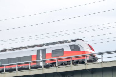 Viyana, Avusturya - 24 Temmuz 2023. Tuna Nehri Üzerinde Olağanüstü Bir Tren Yolculuğu