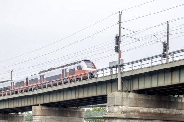 Viyana, Avusturya - 24 Temmuz 2023. Tuna Nehri Üzerinde Olağanüstü Bir Tren Yolculuğu